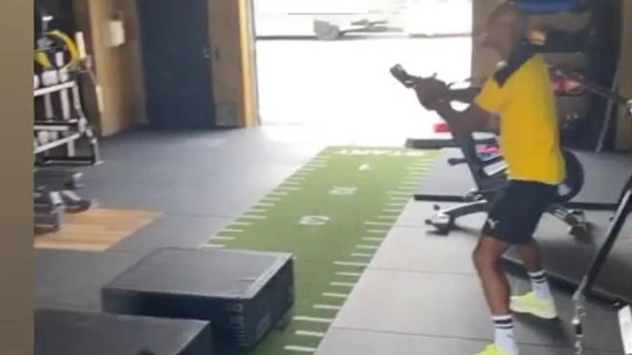 Sébastien Haller trainiert im eigenen Kraftraum