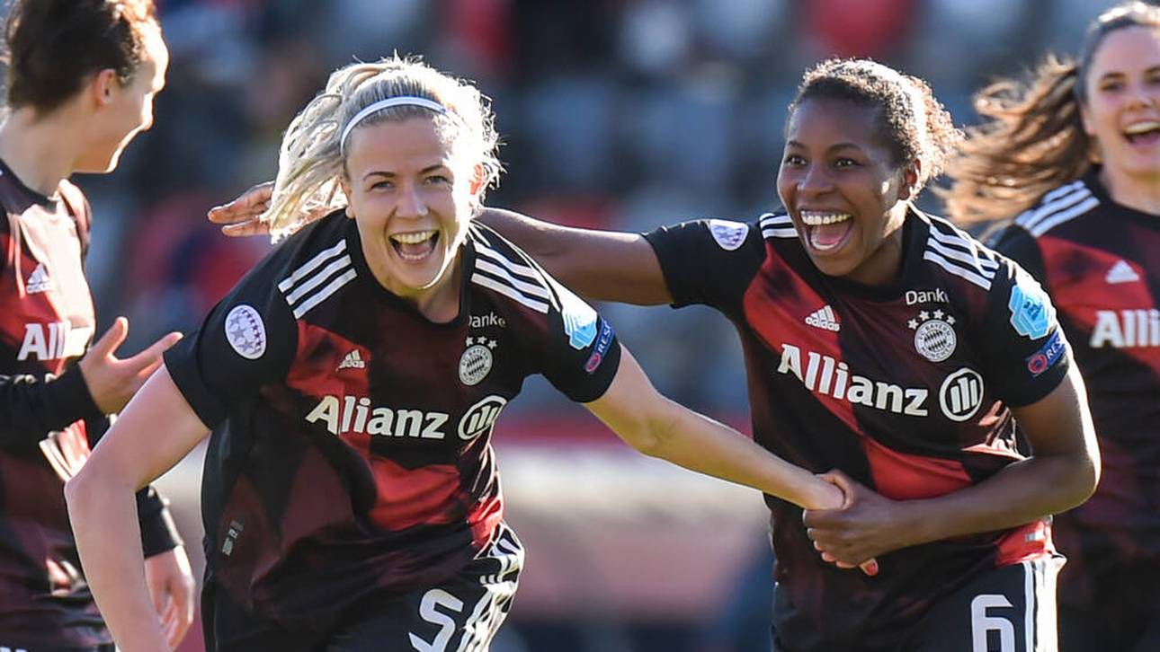 Hanna Glas (l.) jubelt nach ihrem Traumtor gegen den FC Chelsea
