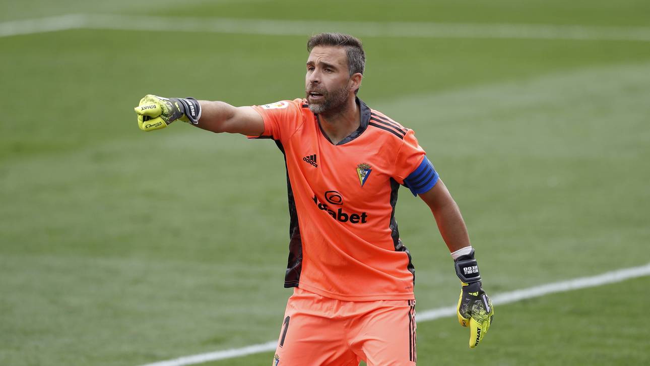 Keeper debütiert mit 41 in La Liga