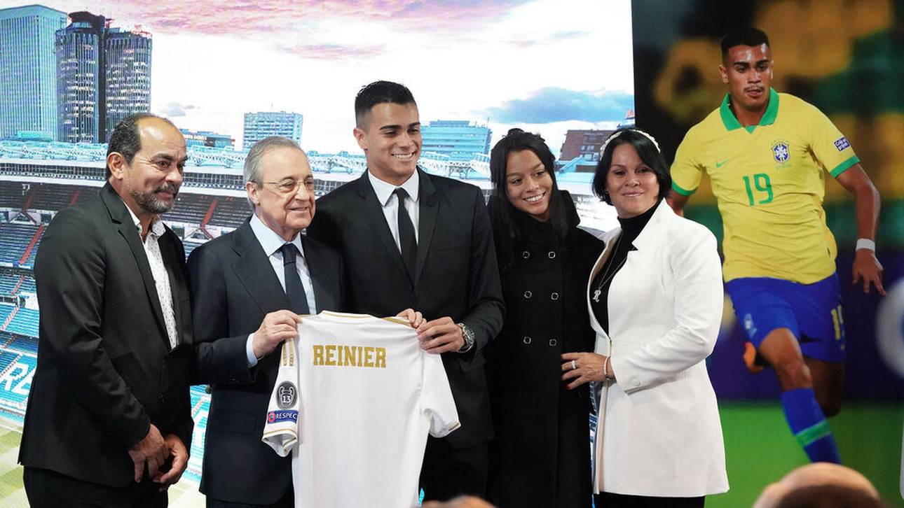 Reinier Jesus (mi.) bei seiner Vorstellung bei Real Madrid mit Real- Präsident Florentino Perez (2.v.l.)