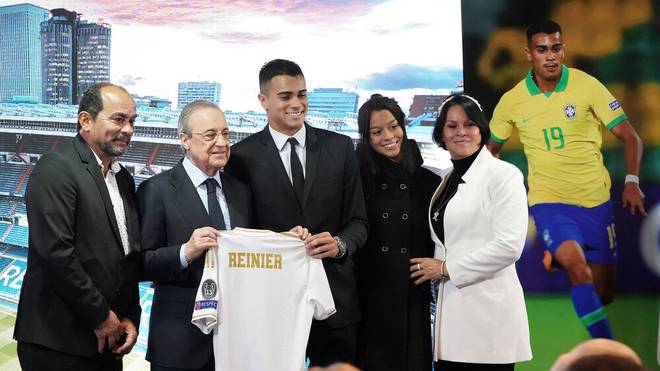 Reinier Jesus (center) in his introduction to Real Madrid with Real Madrid president Florentino Pérez (second from left)