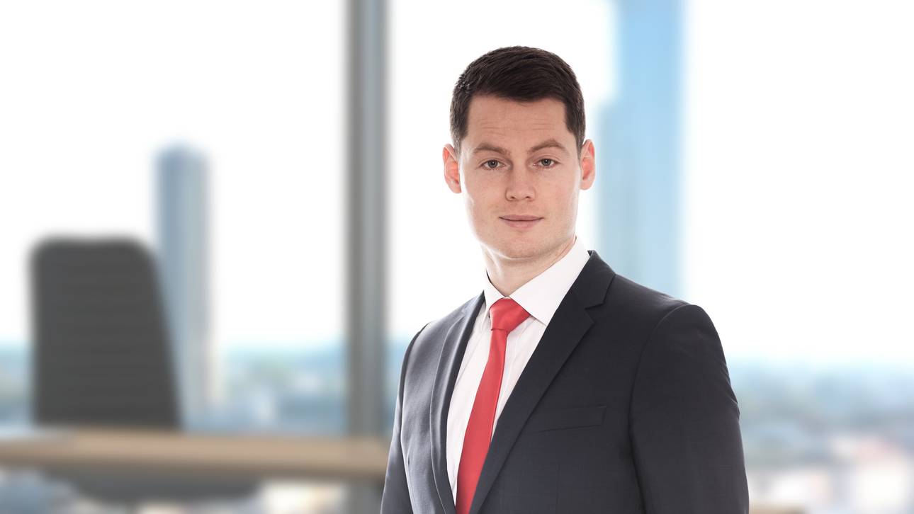Dr. Andrej Dalinger ist Rechtsanwalt aus Frankfurt am Main und berät Spieler, Klubs und Spielerberater bei arbeits- und strafrechtlichen Fragen
