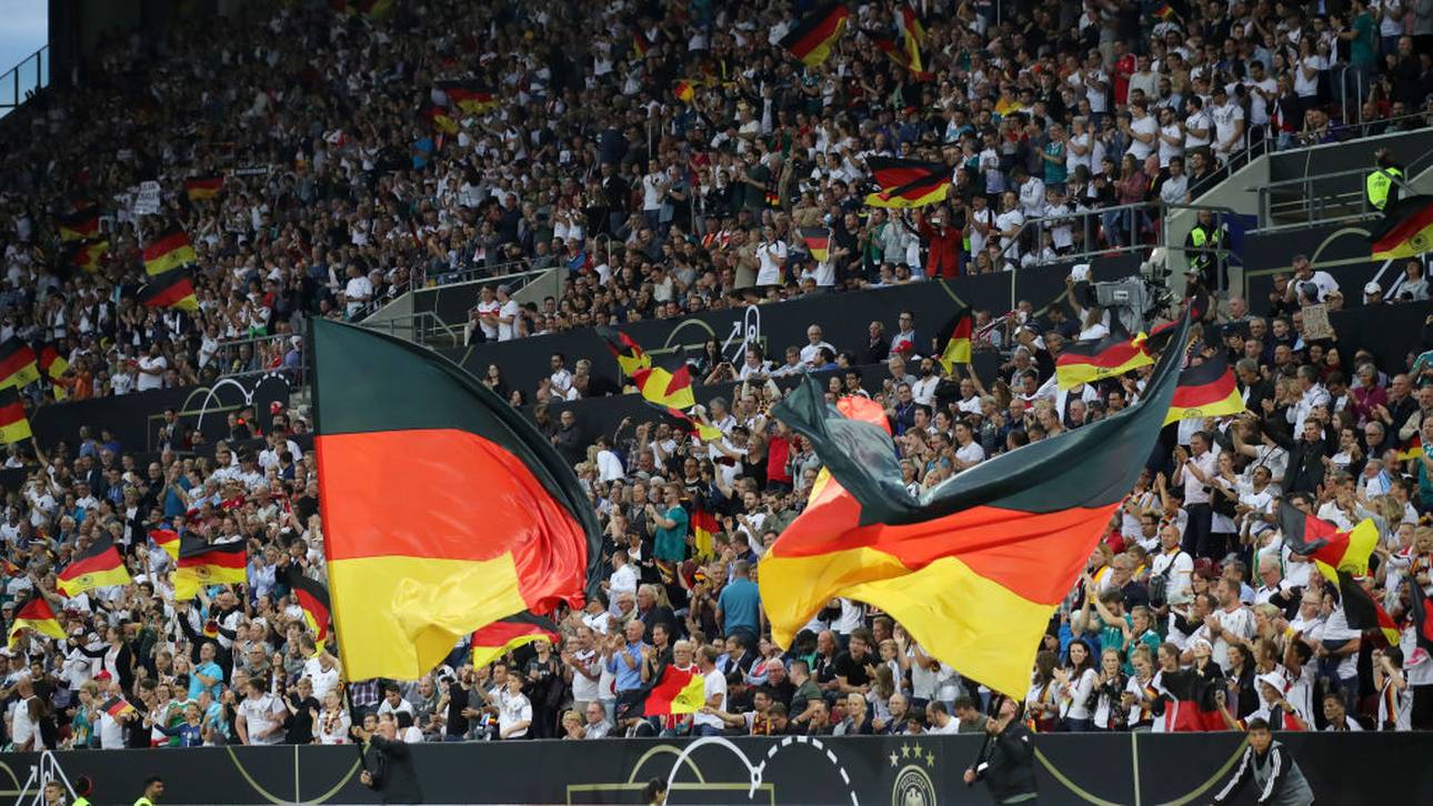 DFB bietet wieder Stehplätze an