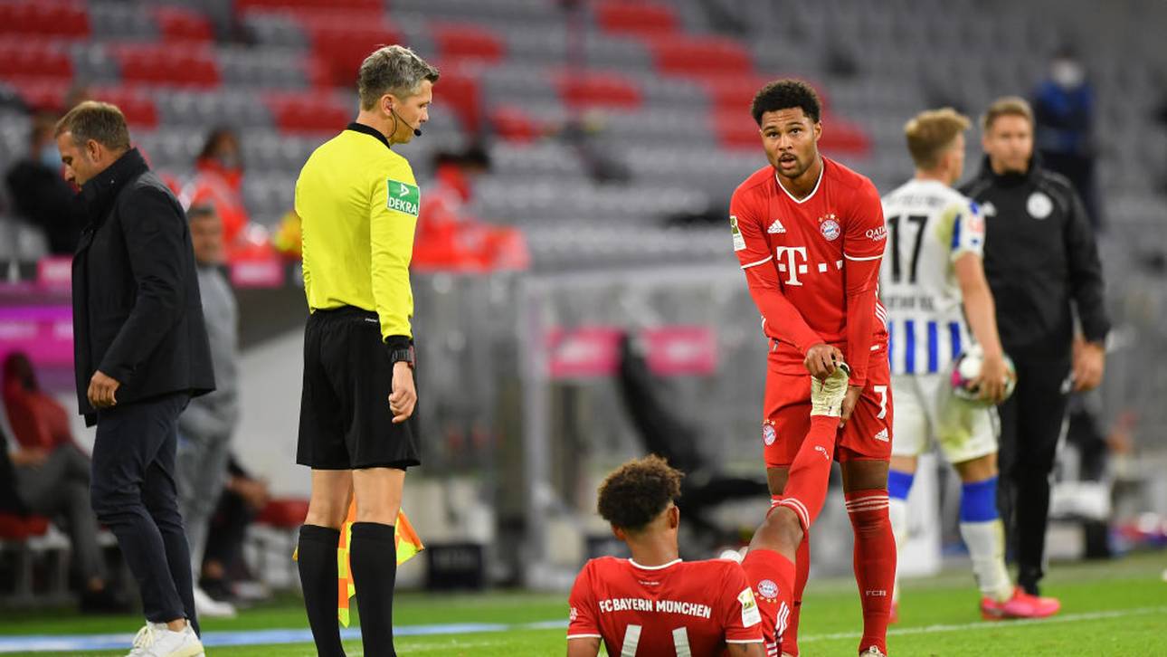 Serge Gnabry kümmert sich um seinen Teamkollegen Chris Richards