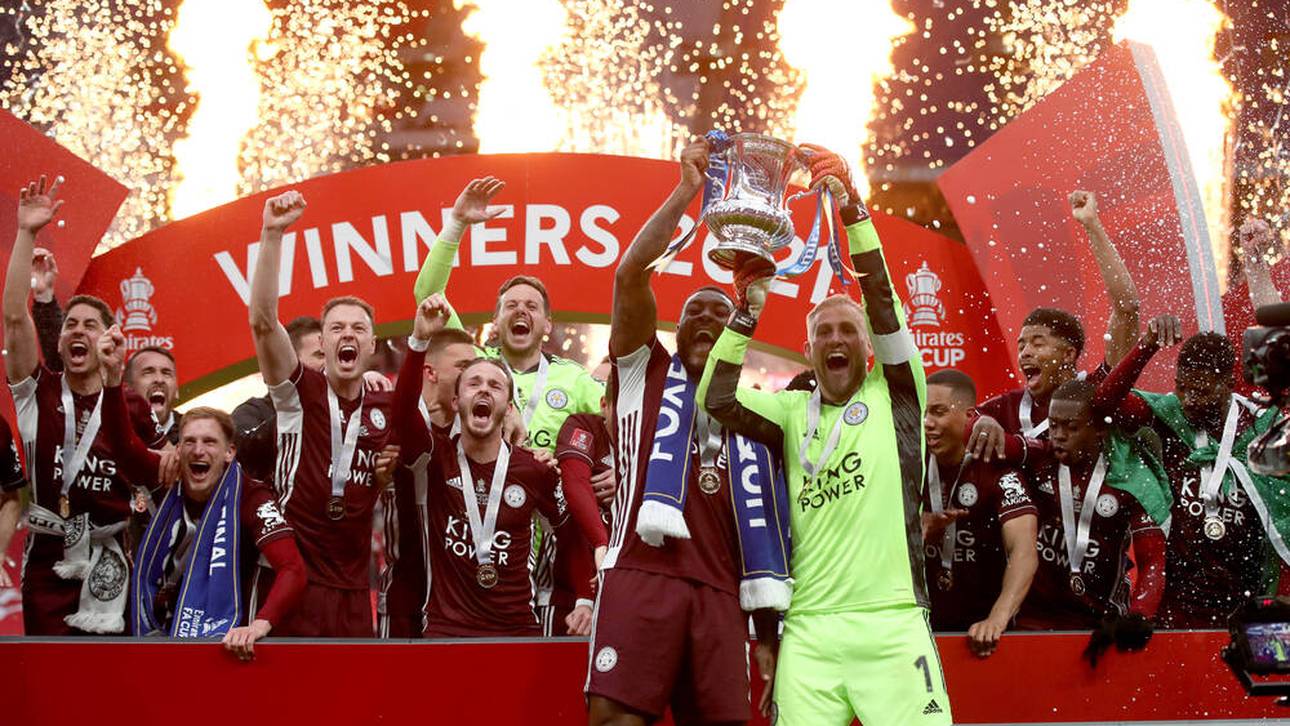 Leicester City um Keeper Kasper Schmeichel feiert den Gewinn des FA Cup