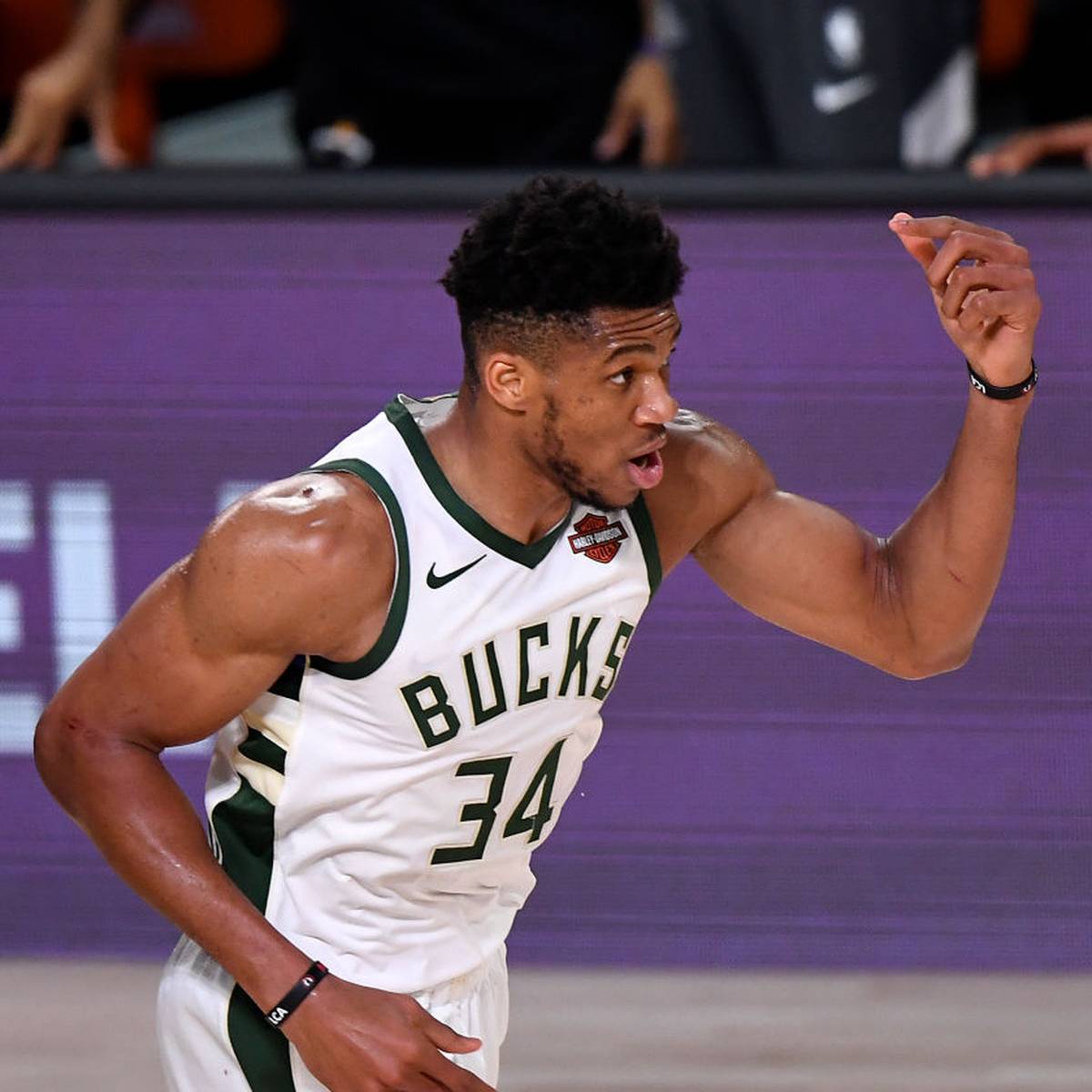 Nba Milwaukee Bucks Bieten Giannis Antetokounmpo Mega Vertrag An