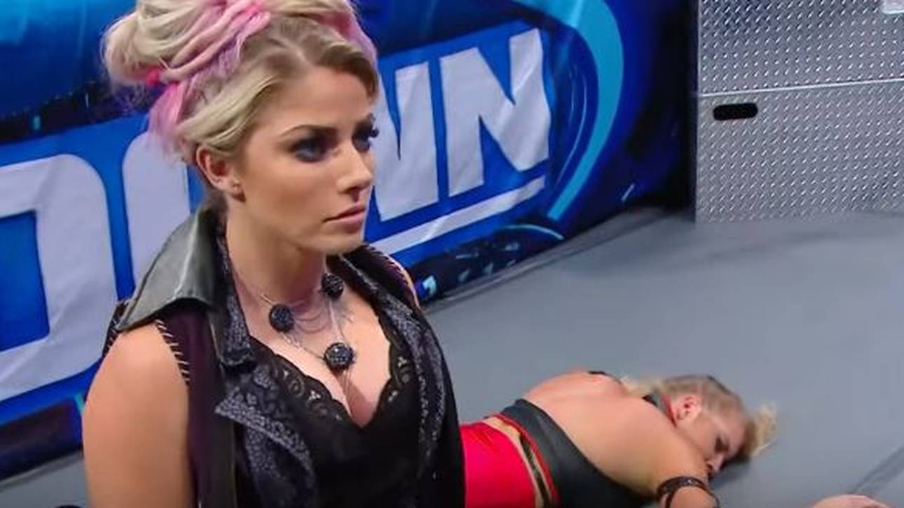 WWE-Beauty Bliss gibt Rätsel auf