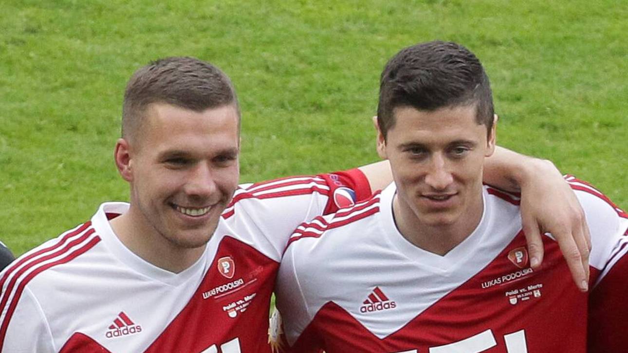 Podolski kitzelt Lewandowski