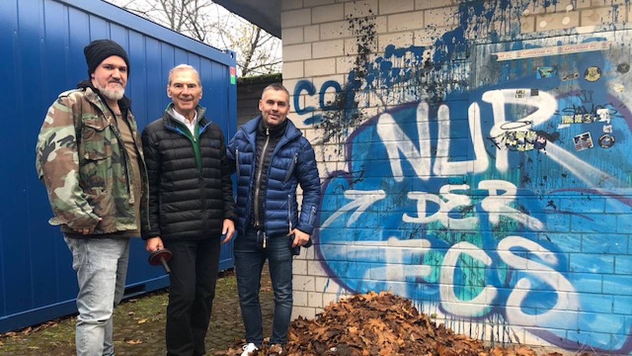 SPORT1-Reporter Reinhard Franke (l.) zusammen mit Silvio Meißner und dem früheren Torwart und Trainer Horst Zingraf (M.) am Ludwigsparkstadion in Saarbrücken