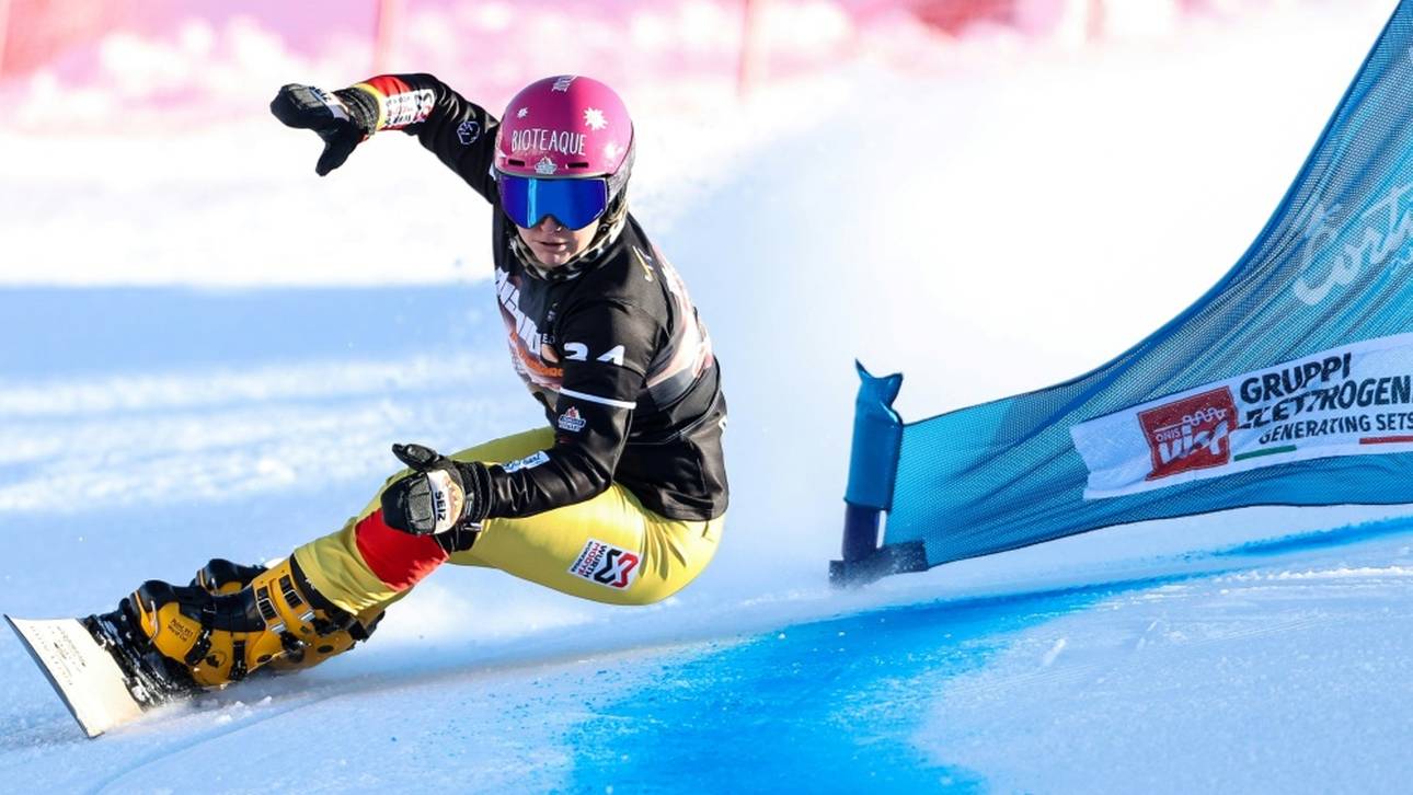Snowboarder fahren am Podium vorbei