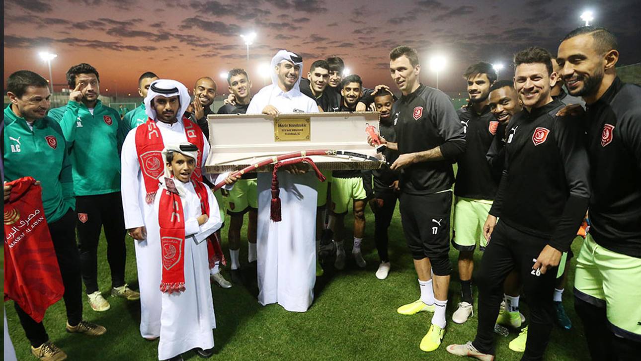 Kurios: Mandzukic erhält Schwert