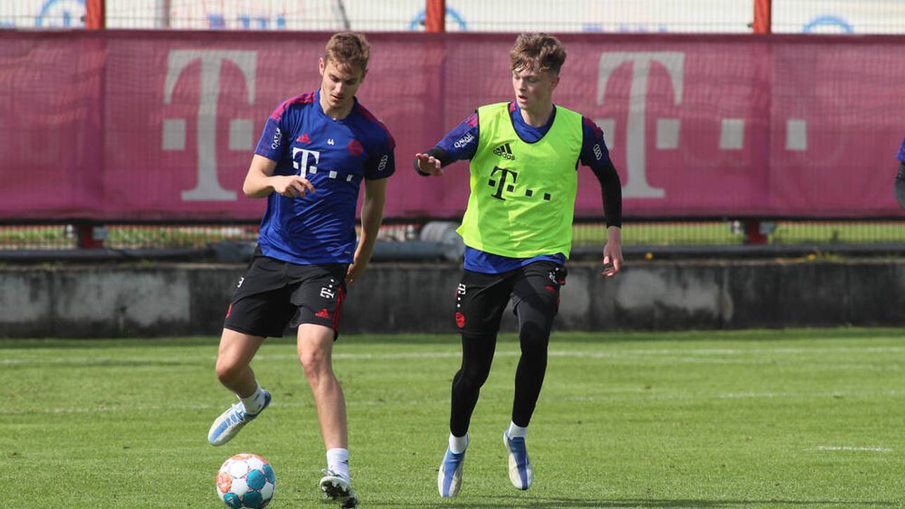 Josip Stanisic (l.) und Paul Wanner bleiben beim FC Bayern