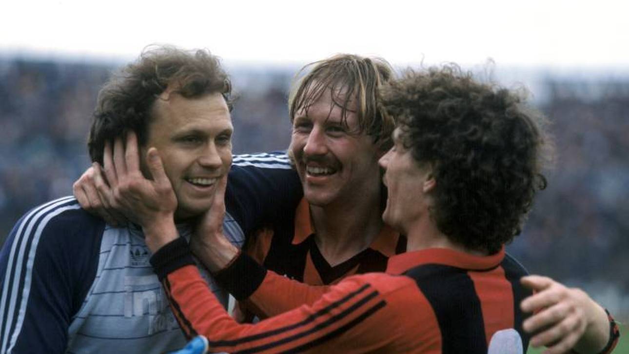 Frankfurt-Torwart Jürgen Pahl (l.) jubelt mit Jürgen Mohr und Ralf Sievers