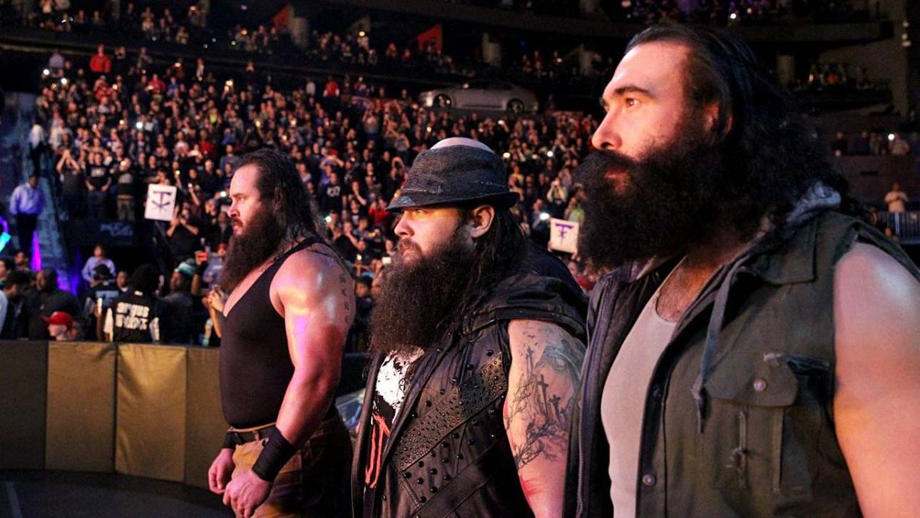 Brodie Lee als Luke Harper (r.) mit Braun Strowman (l.) und Bray Wyatt