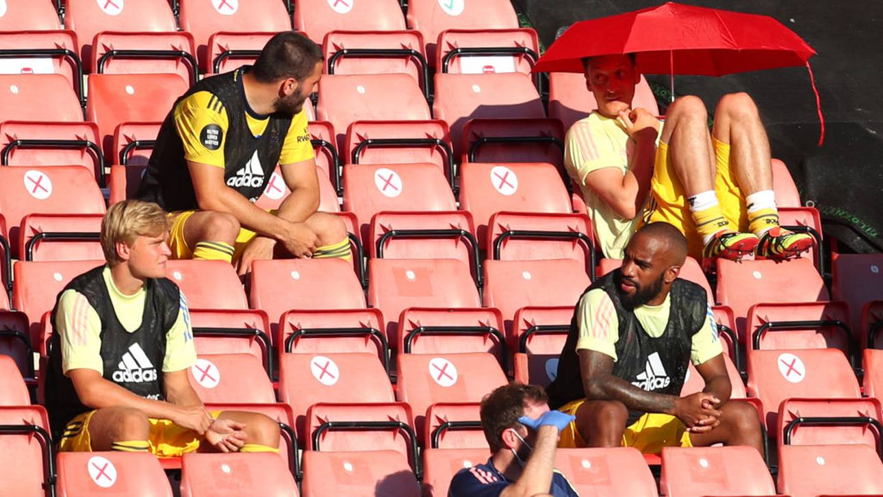 Özil sieht Arsenal-Sieg mit Schirm