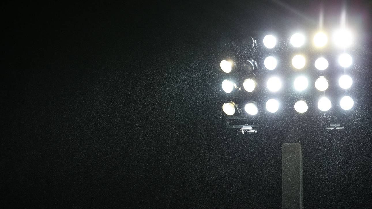 Umstürzendes Flutlicht tötet Fan