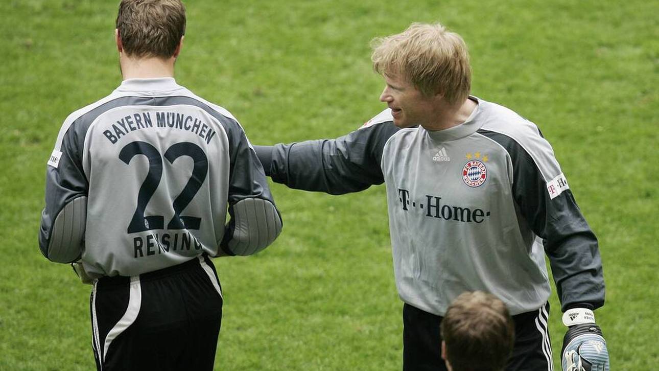Torwart Oliver Kahn (re.) wird für seinen Nachfolger Michael Rensing (beide Bayern) ausgewechselt