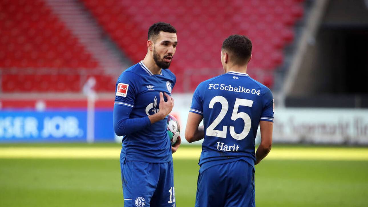 Nabil Bentaleb und Amine Harit (r.) diskutieren über die Ausführung eines Elfmeters