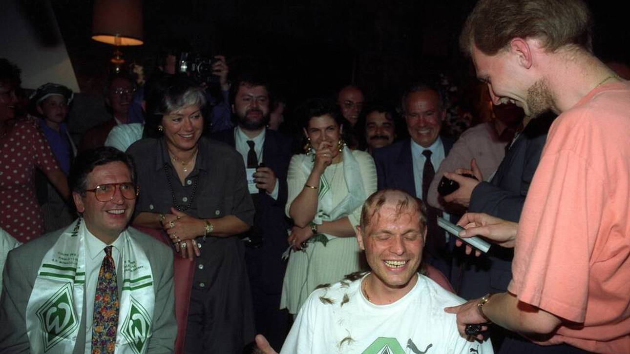 Dieter Eilts rasiert Uli Borowka den Kopf