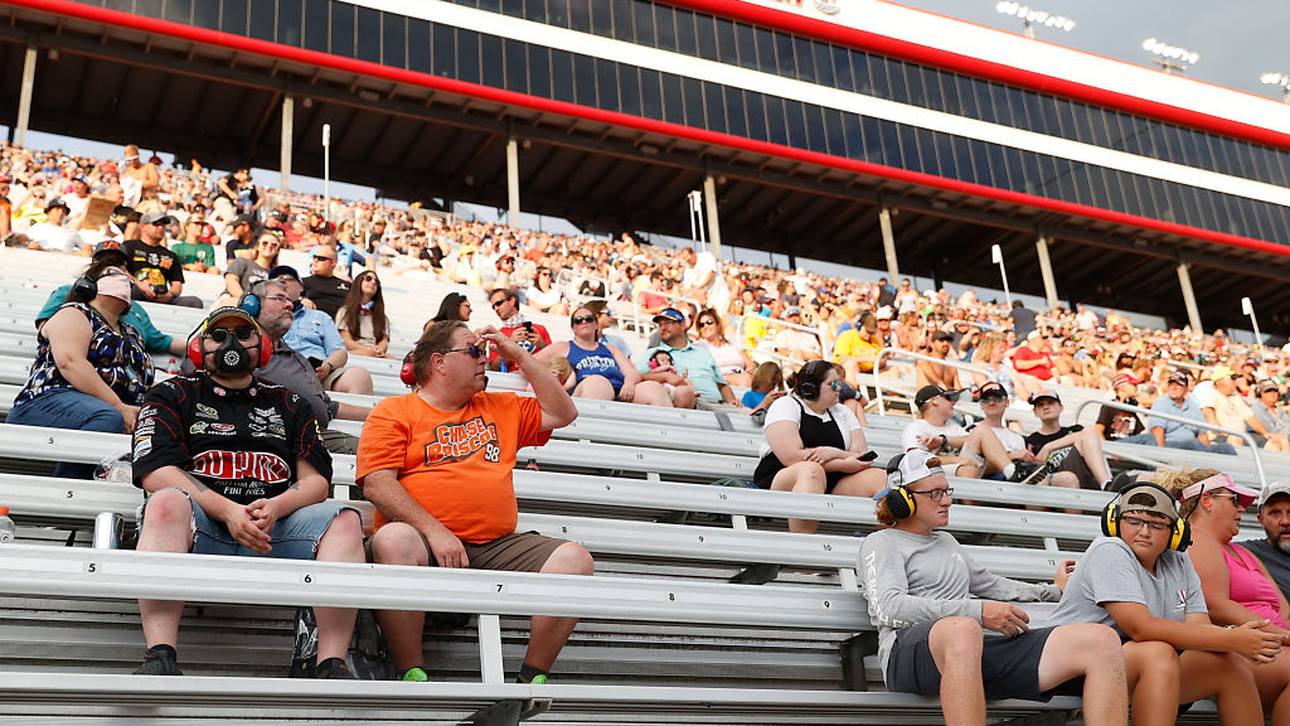 Tausende Zuschauer bei NASCAR