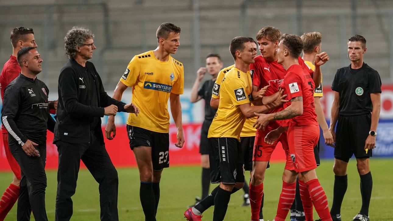 Beim Duell zwischen Ingolstadt und Waldhof Mannheim gab es reichlich Ärger - Michael Henke (2. v. r.) versuchte zu schlichten