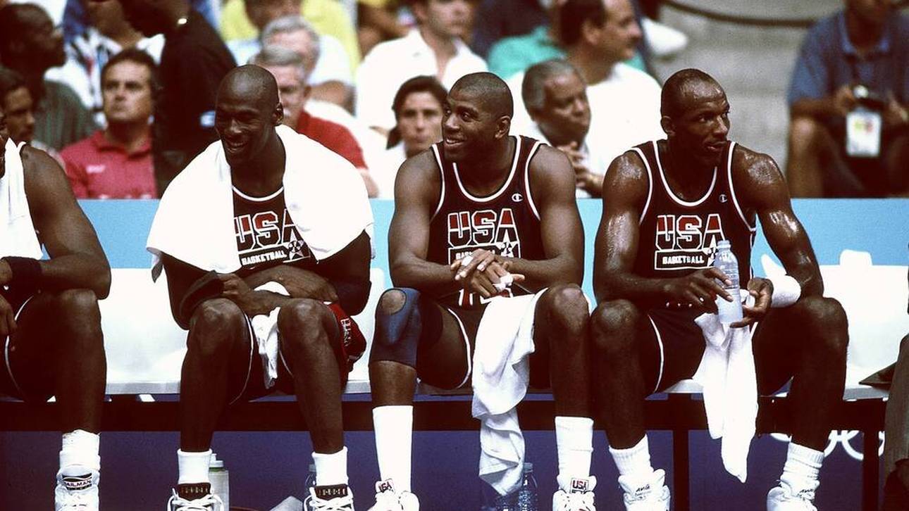Michael Jordan (l.) und Magic Johnson (m.) lieferten sich im Trainingsspiel ein heißes Duell