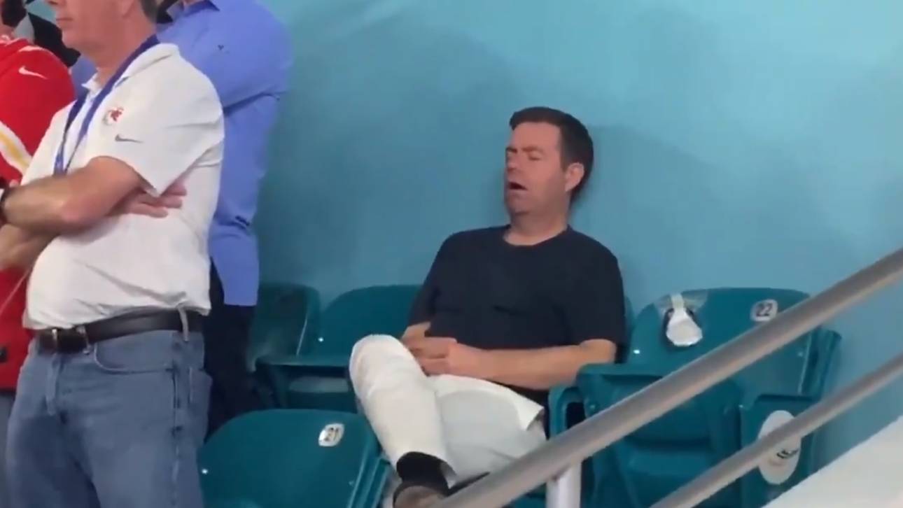 Im Stadion: Fan schläft bei Super Bowl