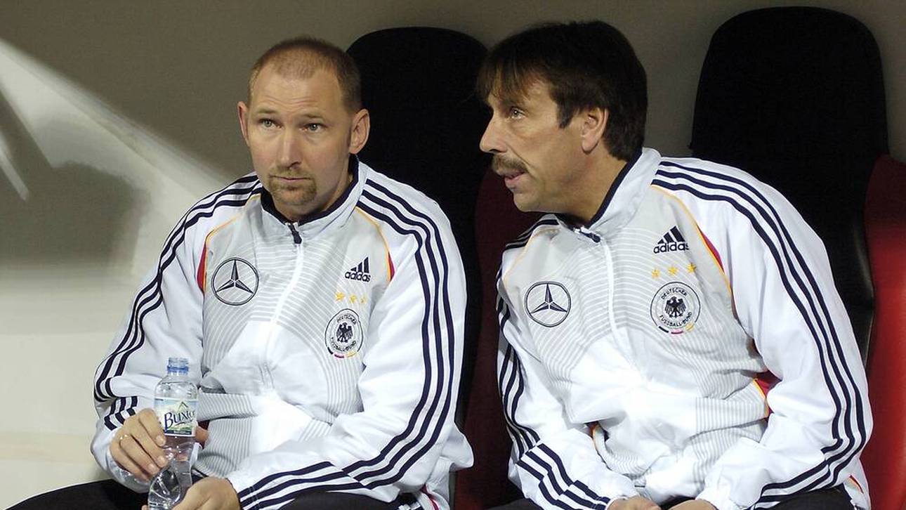 Wilfried Zander (r.) arbeitete einst bei der U21 und der U19 mit Dieter Eilts (l.) zusammen