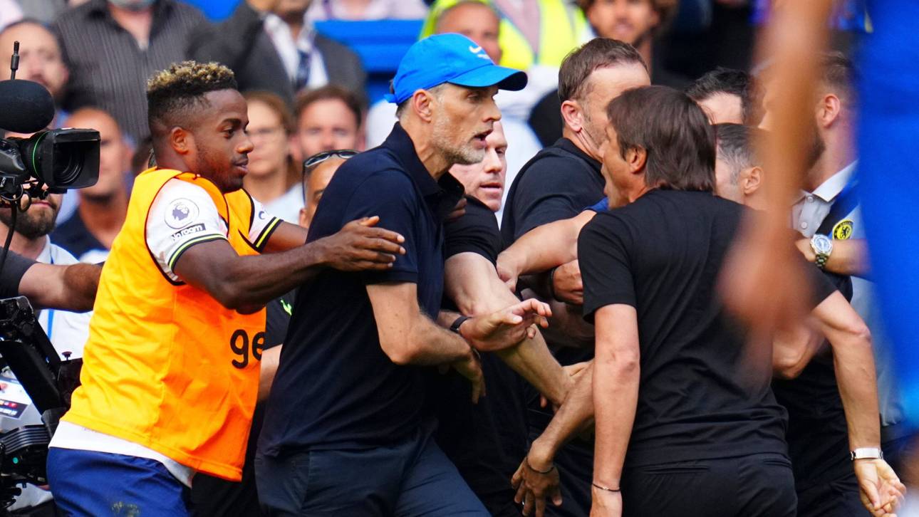 Thomas Tuchel (m.) und Antonio Conte (r.) geraten aneinander