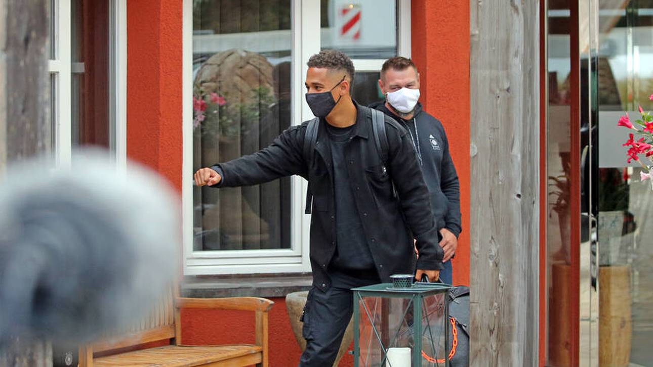 Thilo Kehrer bei der Ankunft der Nationalspieler im Waldhotel in Stuttgart