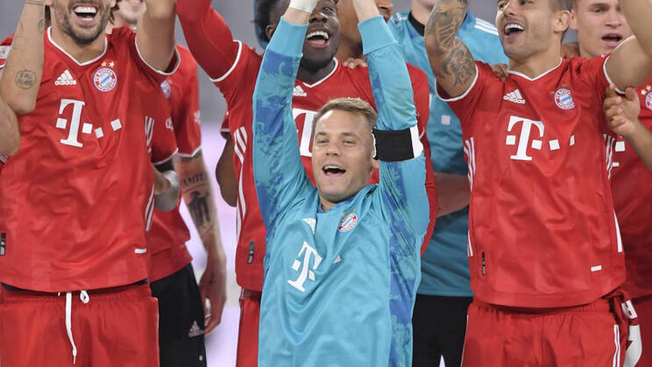 Manuel Neuer hält den fünften Pokal der Saison in die Höhe
