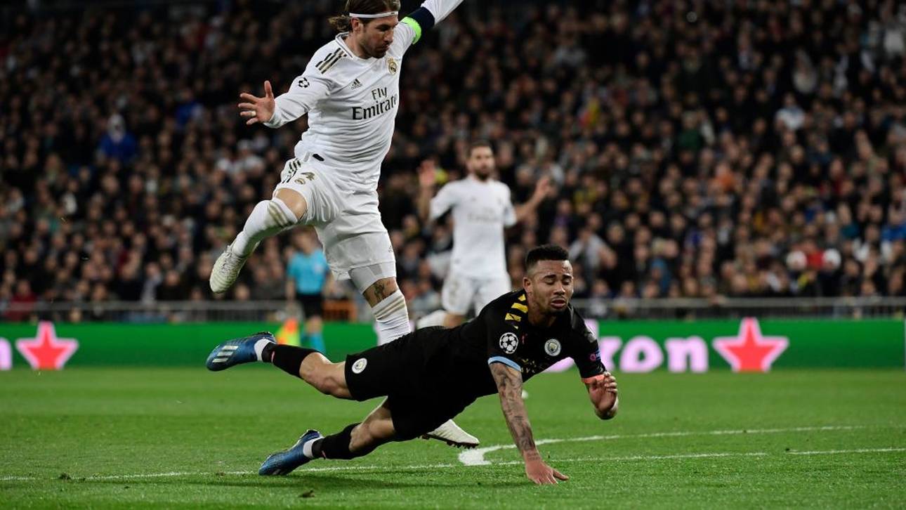 Sergio Ramos bringt Gabriel Jesus kurz vor dem Strafraum zu Fall