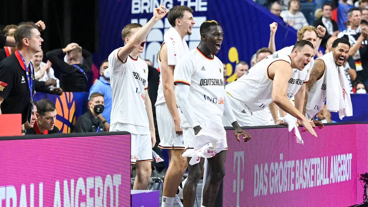 Dennis Schröder macht auch von der Bank Stimmung. 