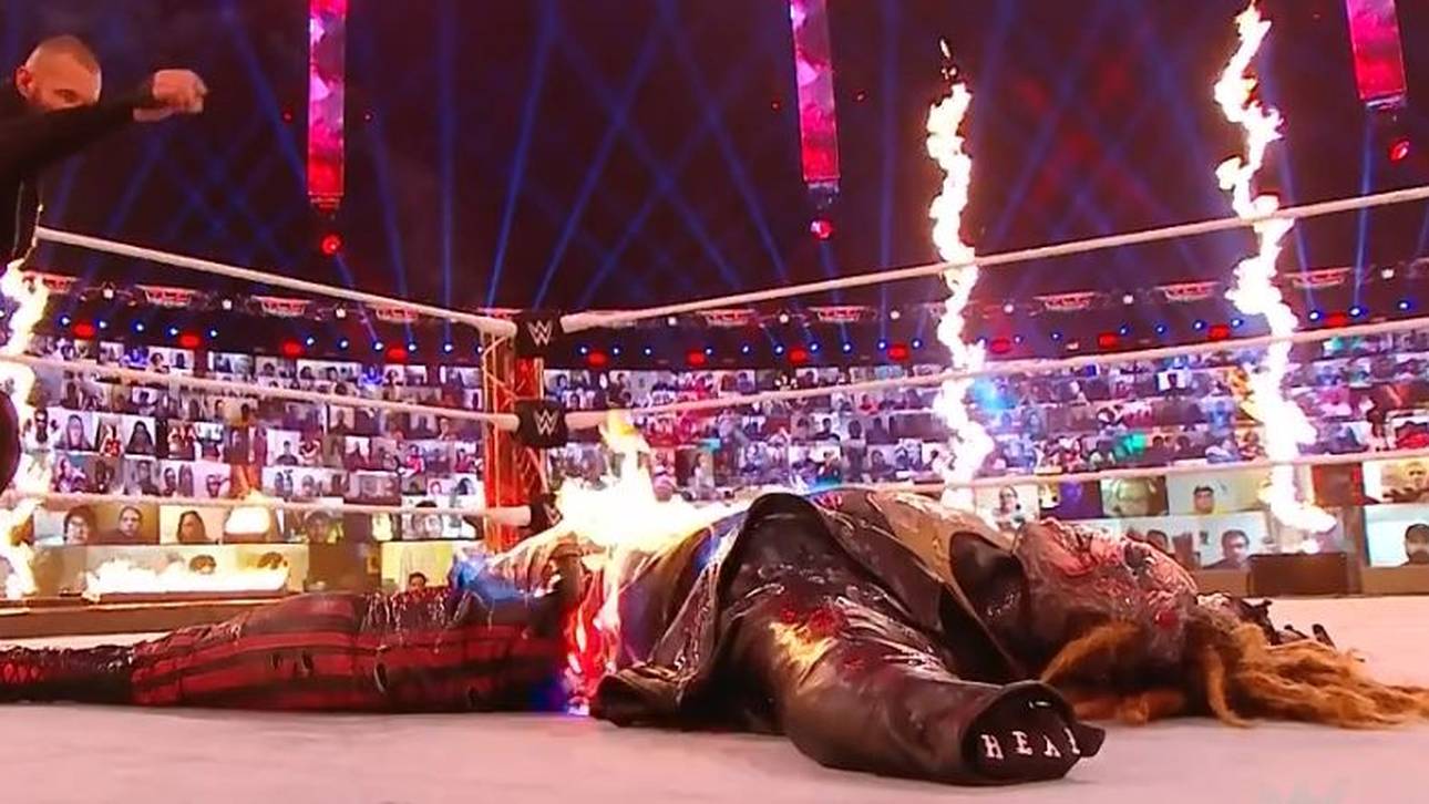 Als Randy Orton das Streichholz wirft, ist anstelle des Fiend eine Puppe zu sehen