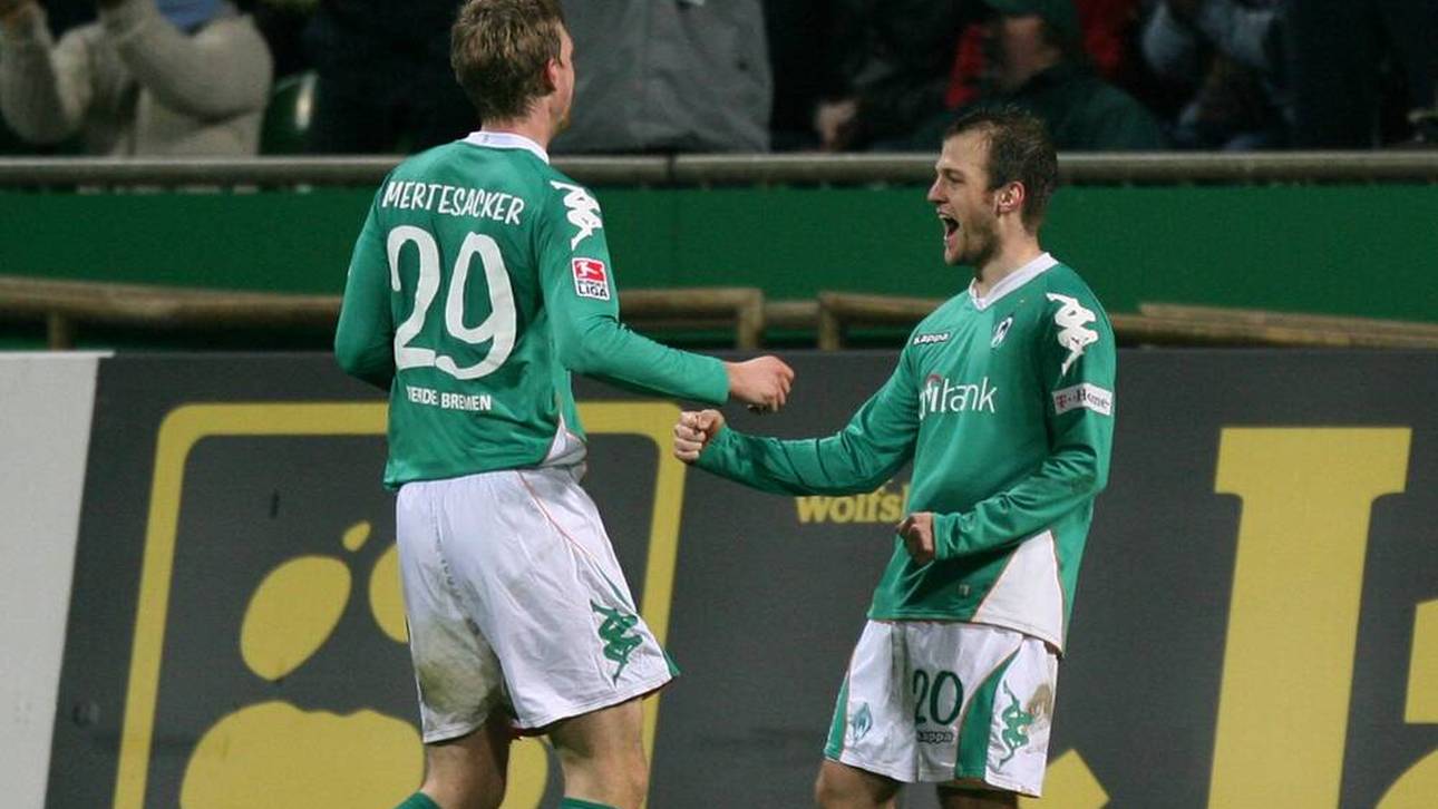 Daniel Jensen (re.) jubelt mit Per Mertesacker