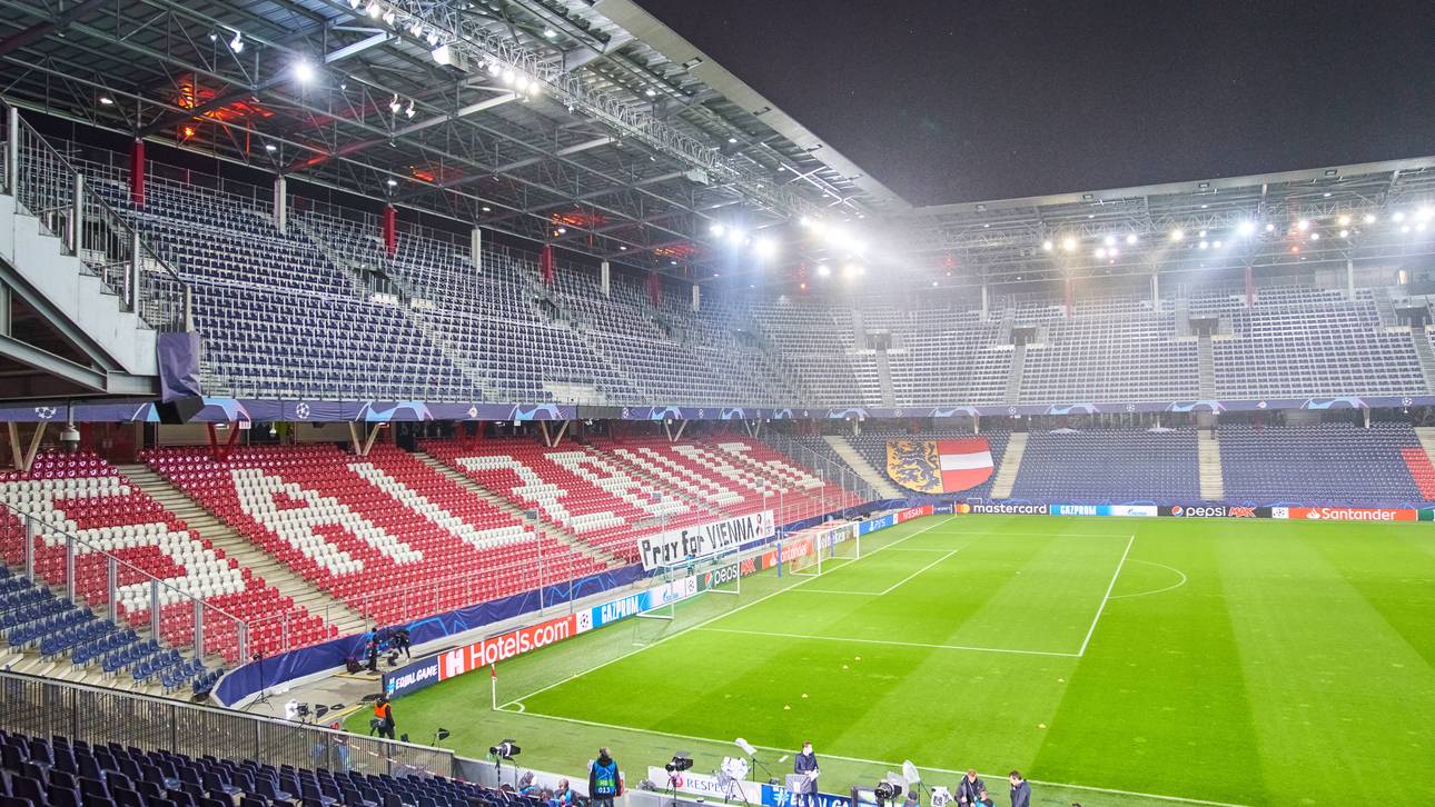 FC Bayern in komplett gefülltem Stadion