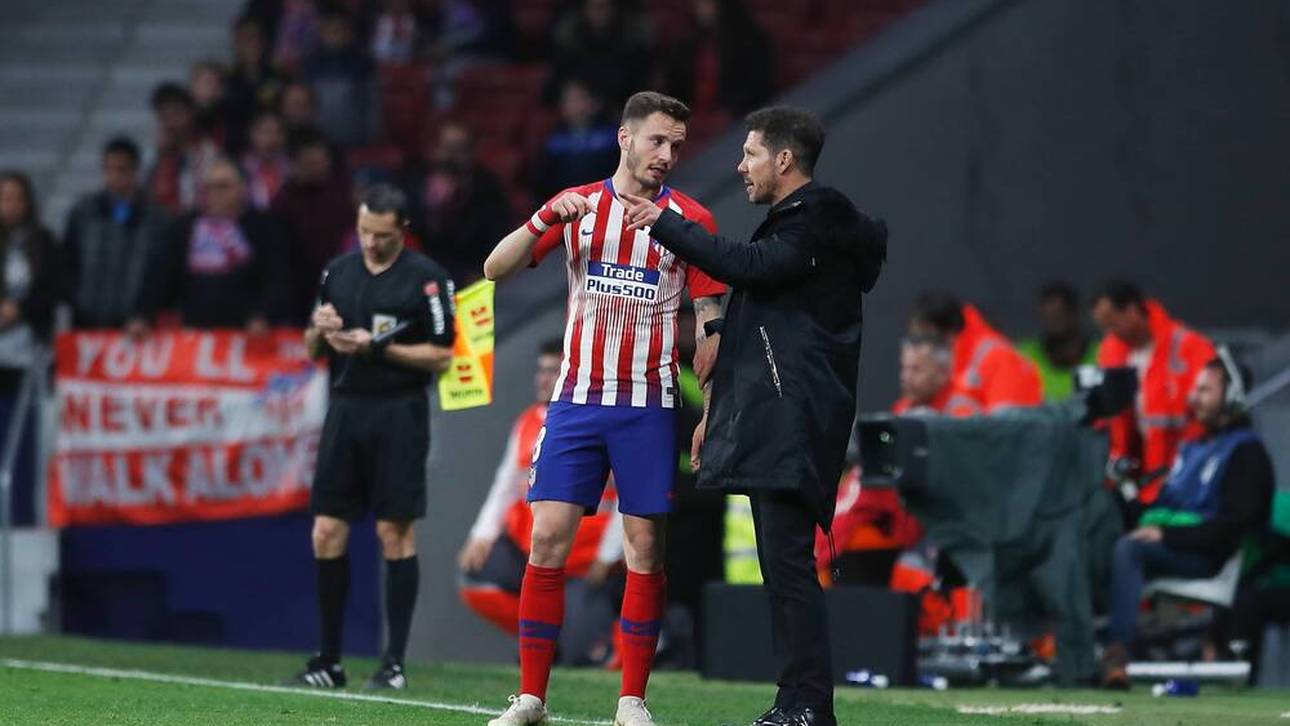 Saul Niguez holt sich Anweisungen von Diego Simeone ab.