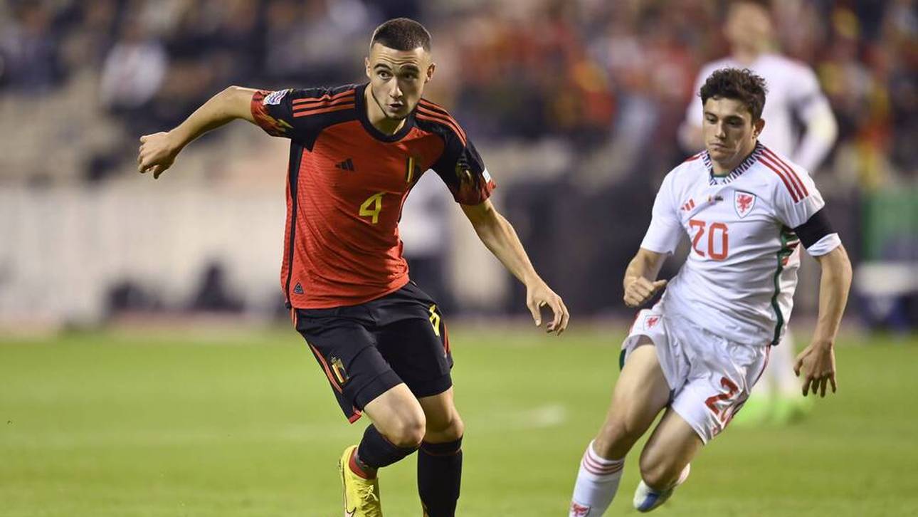 Zeno Debast (l.) feierte sein Länderspieldebüt gegen Wales