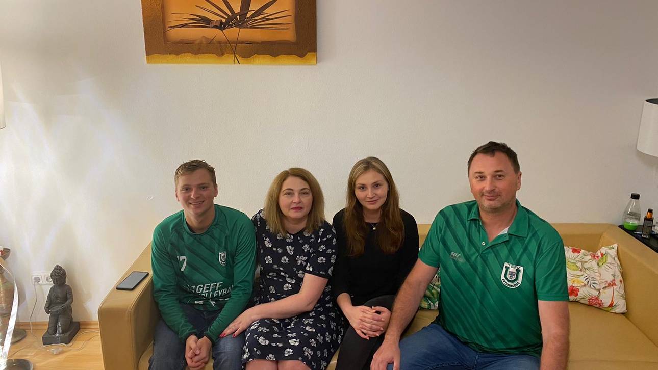 Familie Paduretu im Volleyball-Modus: Mihai Paduretu (r.) mit Sohn Eric, Ehefrau Ofelia und Tochter Jessica (v.l.)