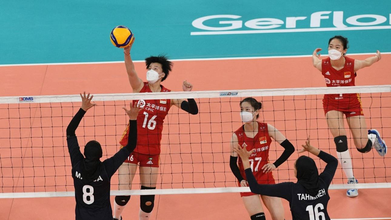 Volleyballerinnen spielen mit Masken