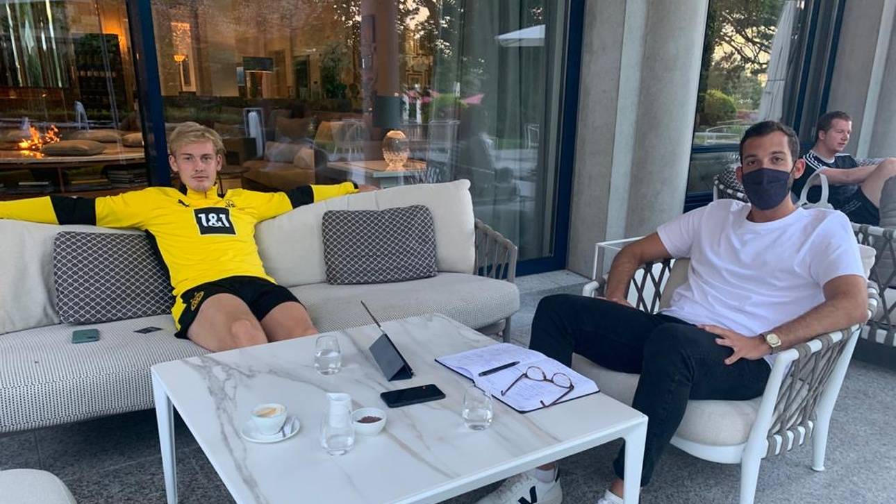 Julian Brandt und SPORT1-Reporter Patrick Berger
