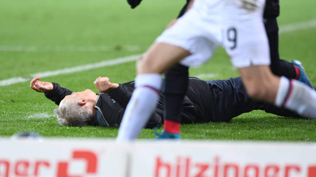 Christian Streich liegt nach der Attacke von David Abraham auf dem Rasen