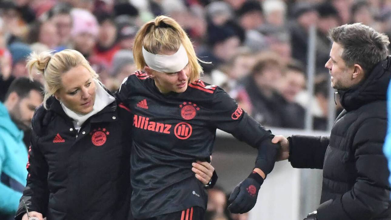 Bayerns Maximiliane Rall (M.) wird im Champions-League-Spiel gegen den FC Barcelona verletzt ausgewechselt