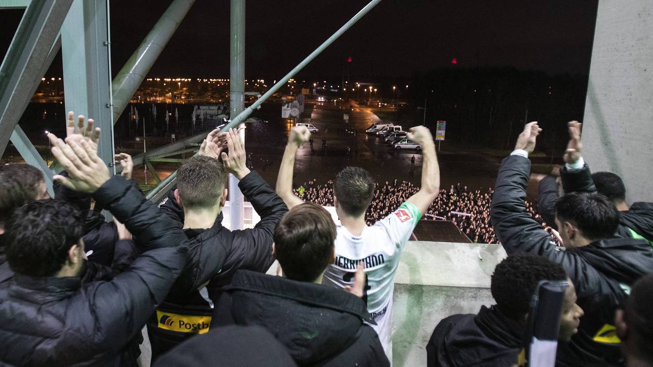 Gladbach siegt im Geisterderby