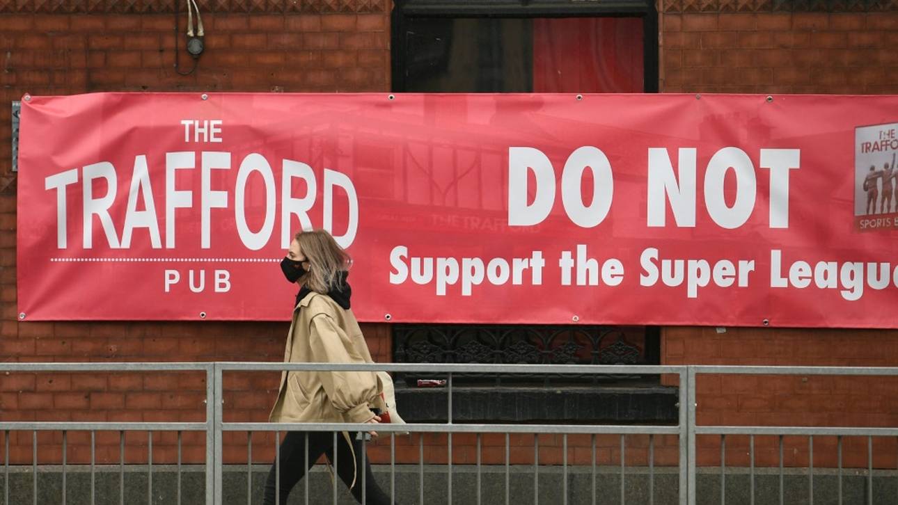 United-Fans stürmen Trainingsplatz