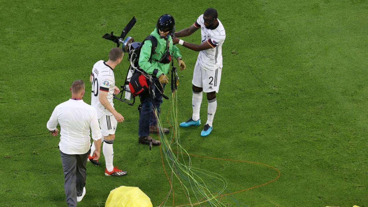 Motorgleitschirmflieger stört deutschen EM-Auftakt