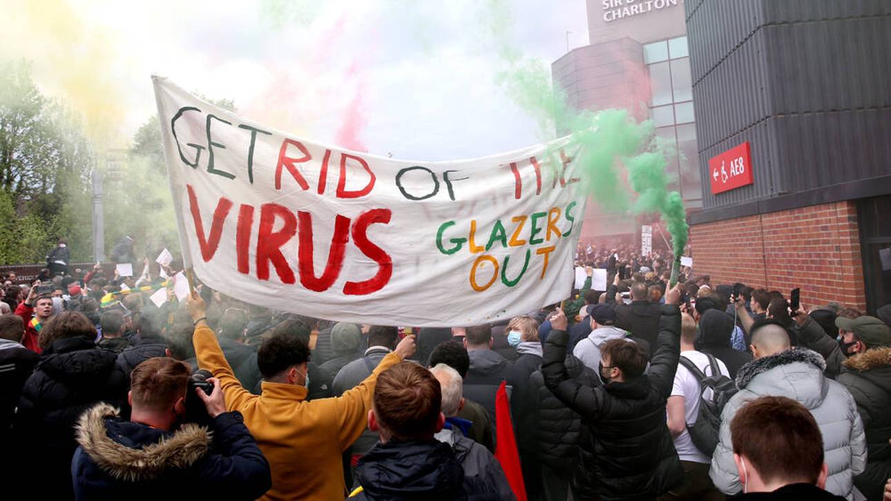 Ein Plakat bei den Protesten am Old Trafford
