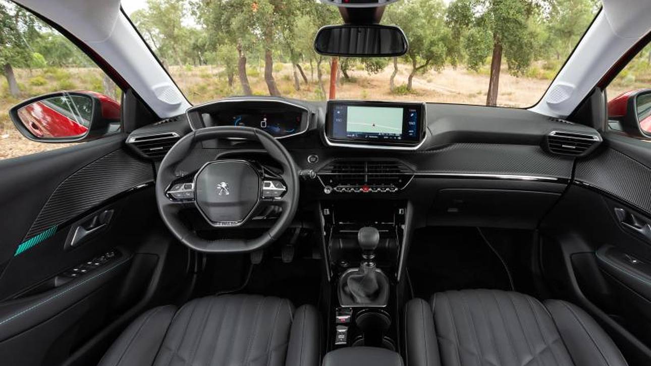 An Bord sind Touchscreen, Sensorleiste und verschiedene Assistenten wie ein Staupilot