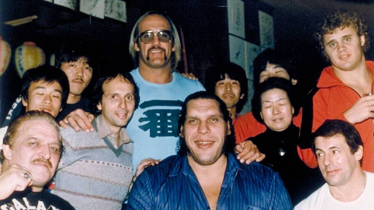 Der junge Curt Hennig (rechts oben) auf einer Japan-Tour mit Hulk Hogan und Andre the Giant (Mitte unten)