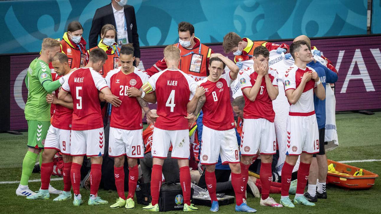 Die dänische Mannschaft stellte sich in einem Kreis um den am Boden liegenden Christian Eriksen